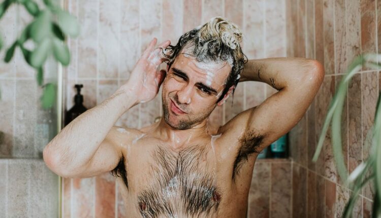 حمام کردن مرد