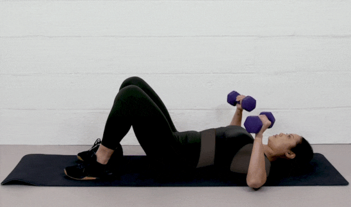 حرکات بدنسازی با دمبل؛ ۲۷ تمرین و انواع حرکات با دمبل_سلوادور 85 ورزش با دمبل - پرس دمبل روی زمین