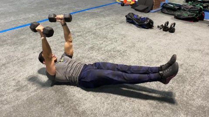 حرکات بدنسازی با دمبل؛ ۲۷ تمرین و انواع حرکات با دمبل_سلوادور 93 ورزش با دمبل - اسکال کراشر هالو بادی