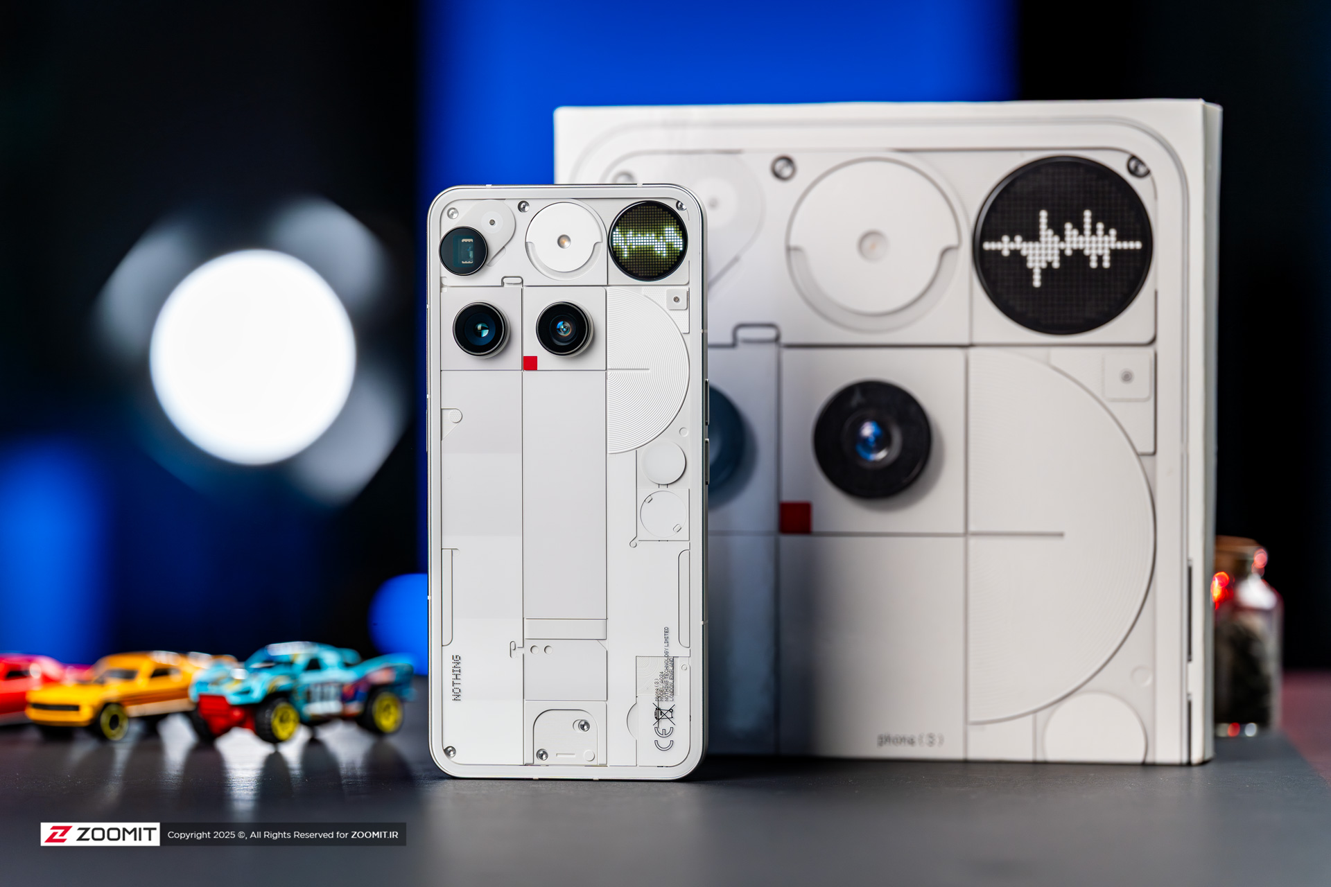 ناتینگ فون ۳ در کنار جعبه گوشی