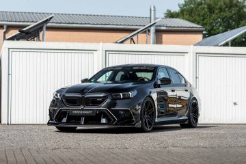 سه‌چهارم جلویی مدل سفارشی BMW M5 منهارت