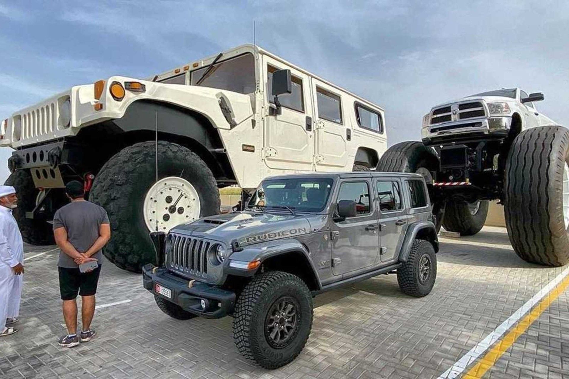 دو خودرو غول‌پیکر کنار هامر H1 X3 