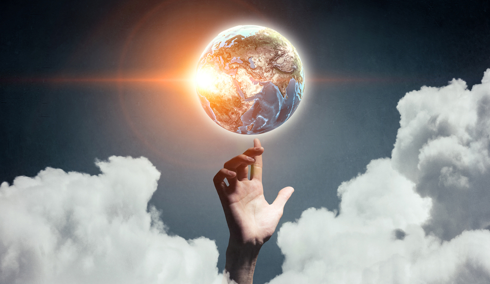 اشاره دست در ابرها به زمین نورانی