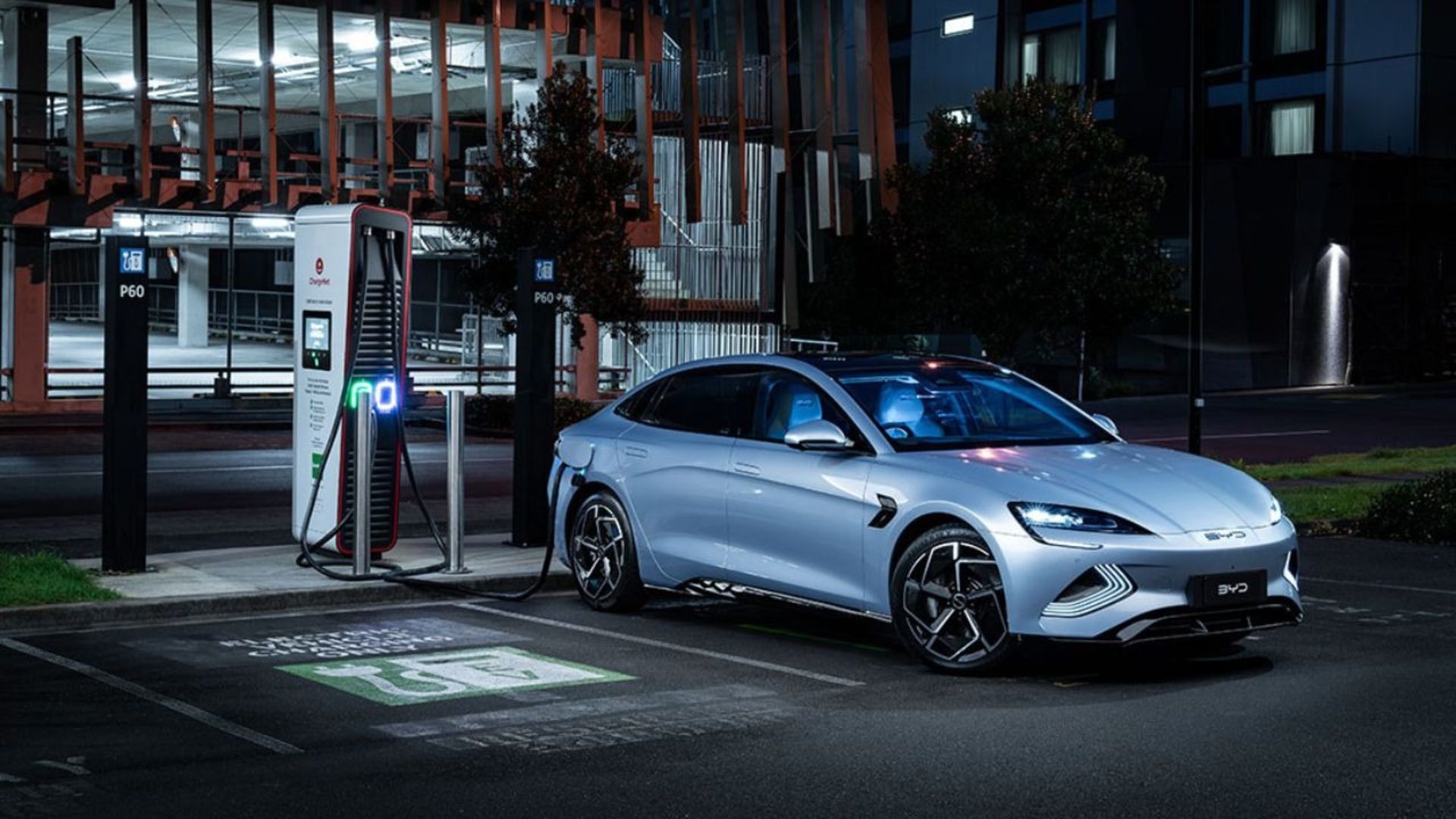 نمای سه‌چهارم جلو خودرو بی‌وای‌دی سیل