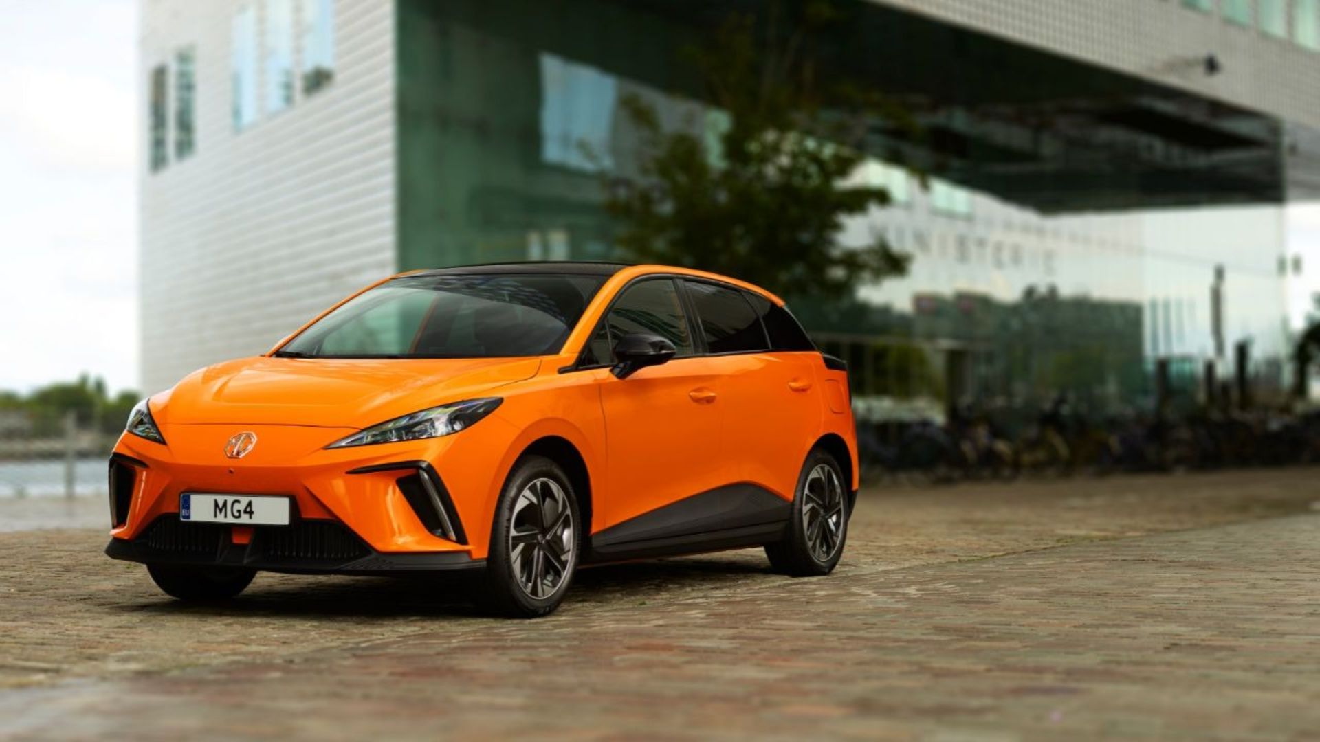 نمای سه‌چهارم جلو خودرو ام‌جی ۴