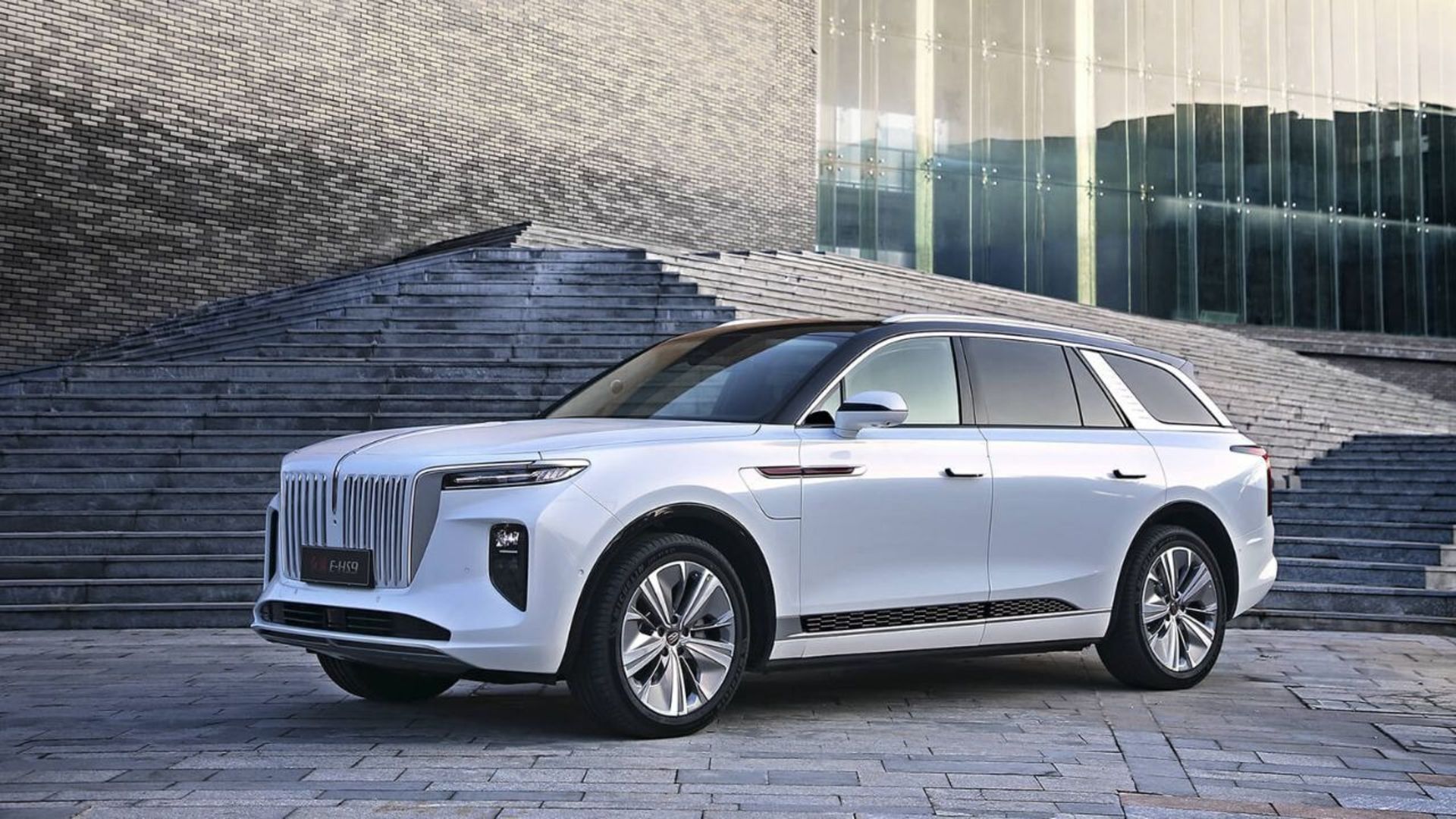 نمای سه‌چهارم جلو خودرو هونگچی H9