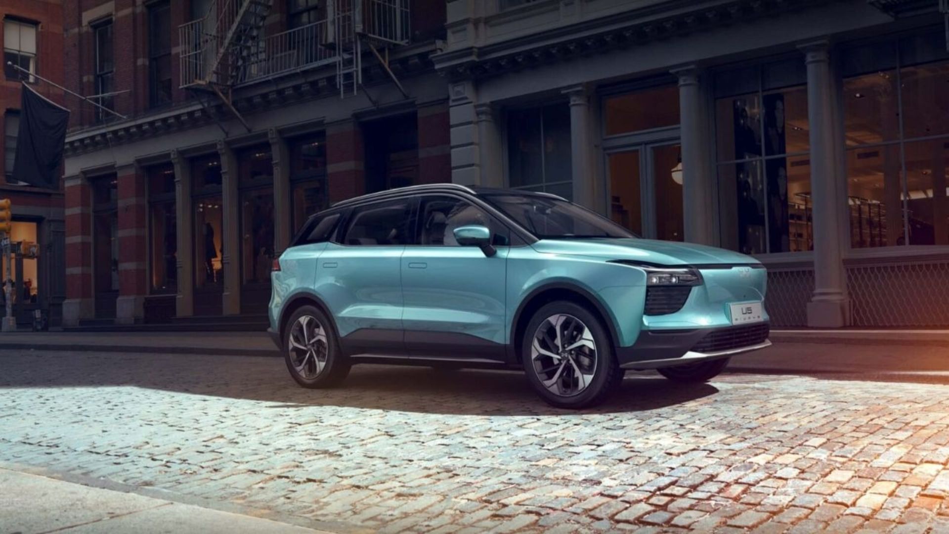 نمای سه‌چهارم جلو خودرو آی‌ویز U5