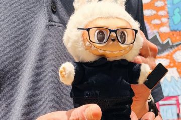 عروسک لبوبو در دست تیم کوک